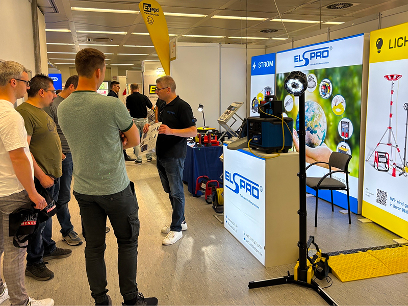 Außendienstmitarbeiter berät Besucher am Elspro-Messestand