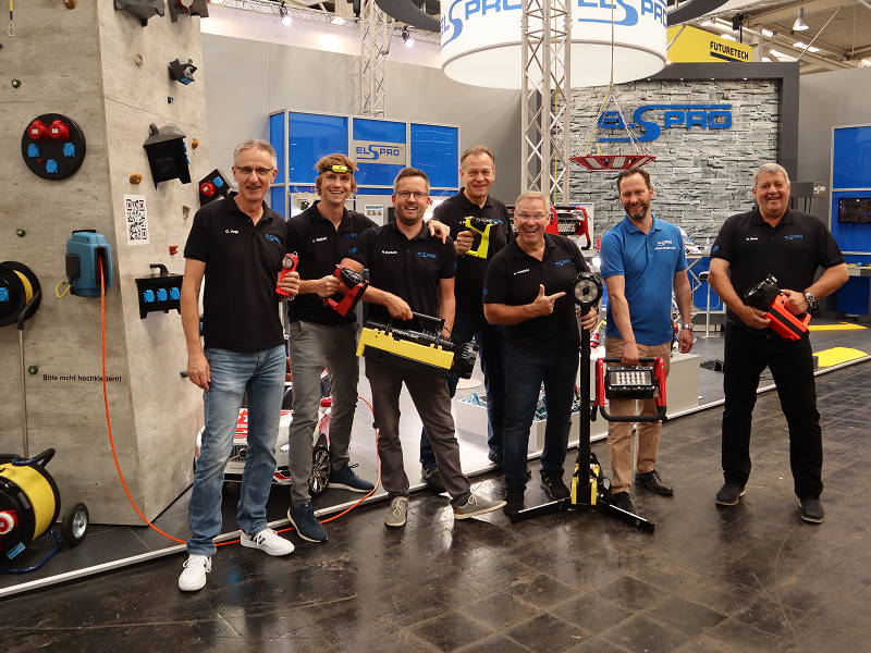 Elspro Team vor dem Elspro-Messestand